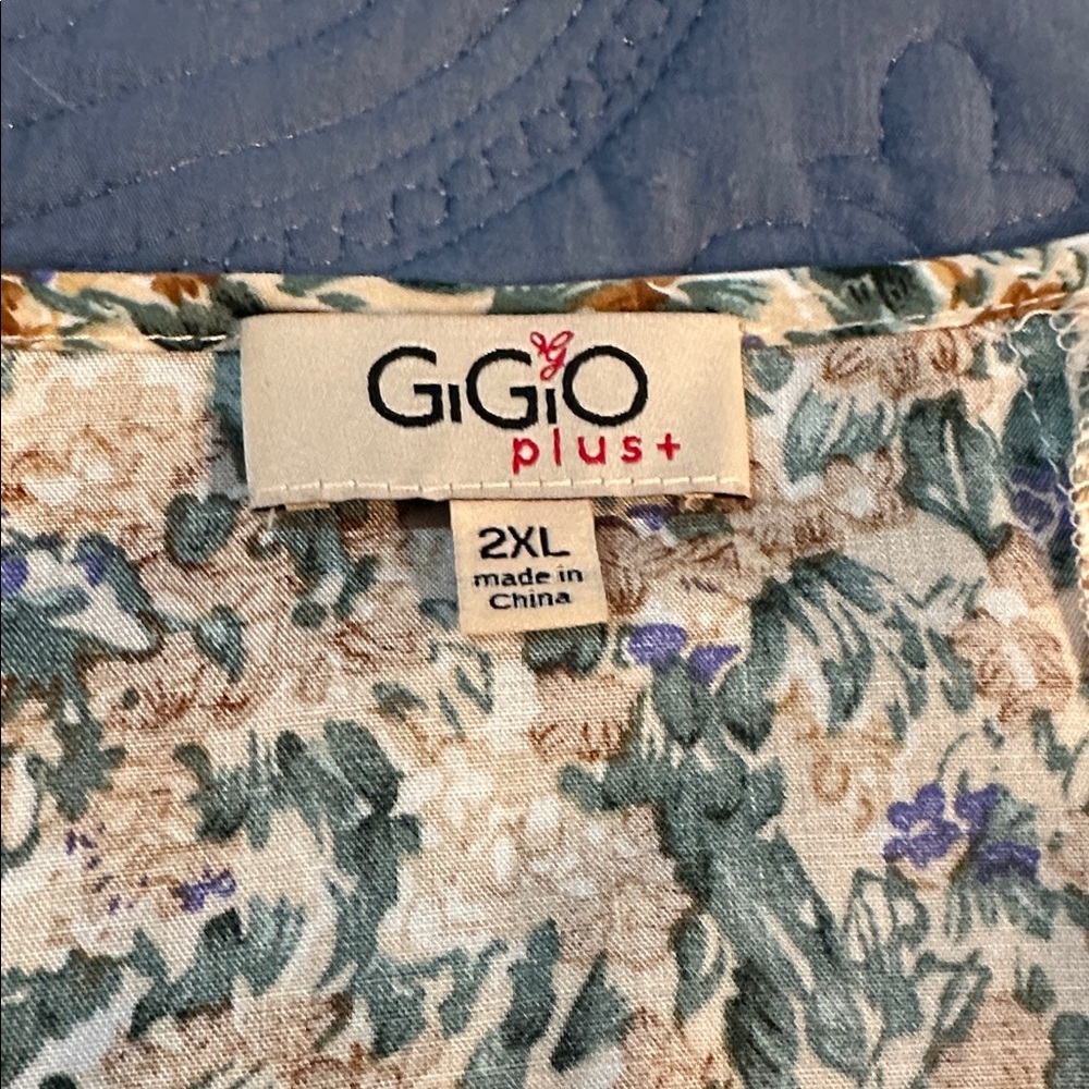 Lovely flowy top! - Picture 2 of 3